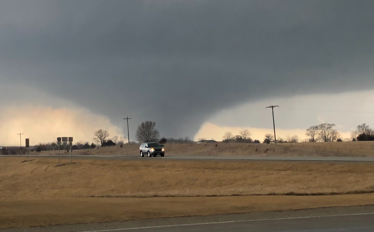 Las tormentas son las más mortíferas desde 2008, cuando un tornado destruyó casi 300 casas. | Twitter (@rogerriley)