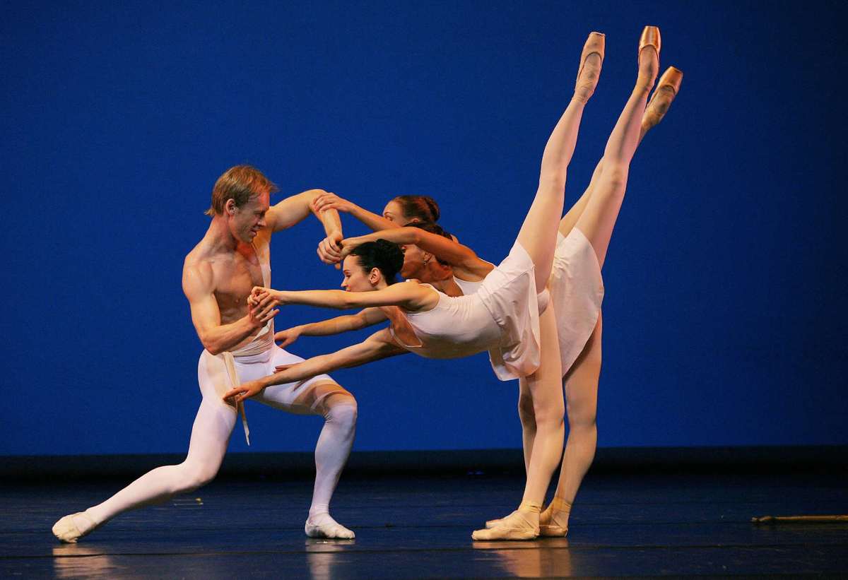 Los bailarina mostraron su dolor por dejar el teatro (AFP)