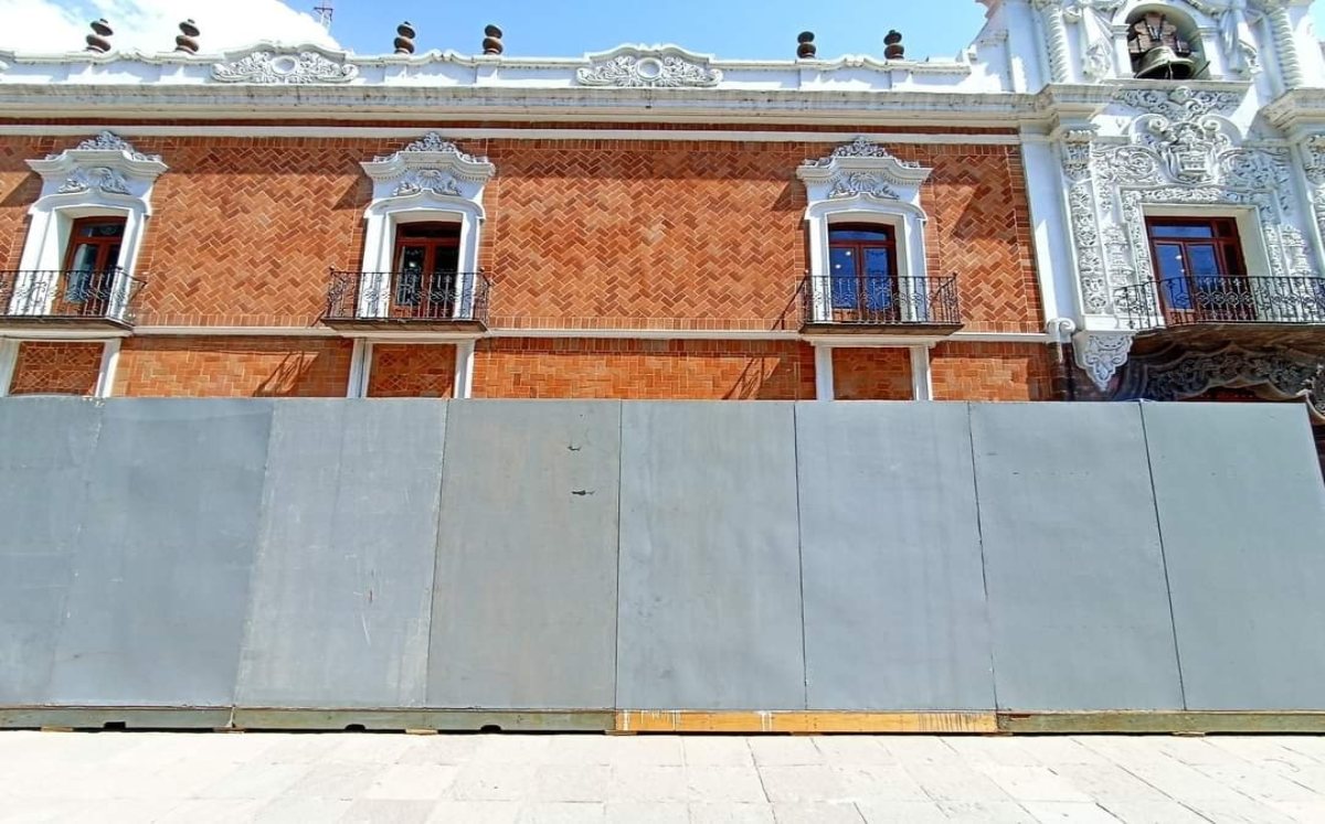 Colocan mamparas para evitar daños al Palacio de Gobierno de Tlaxcala durante la marcha del 8 de marzo | Especial