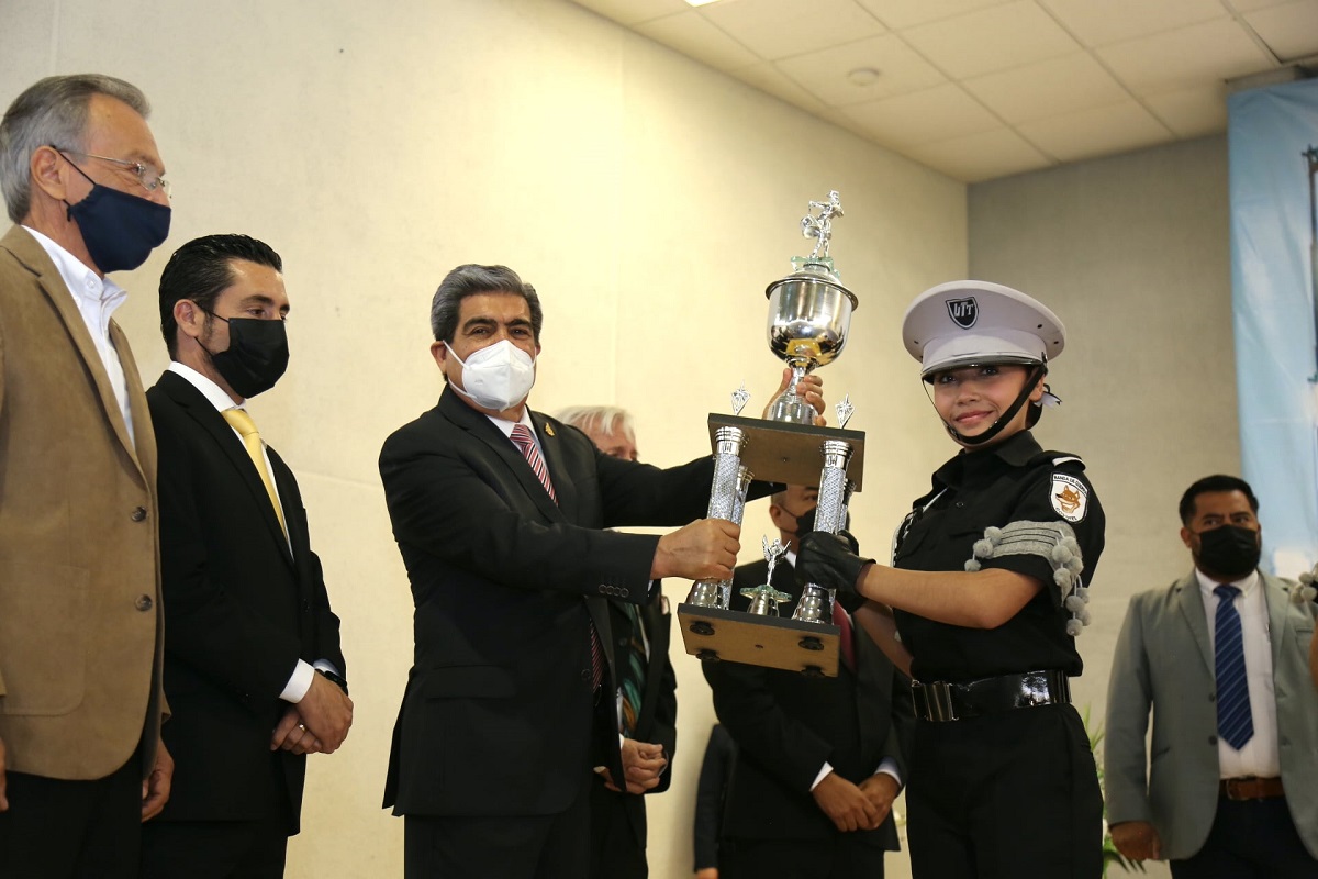 Entrega del trofeo a autoridades de la Universidad Tecnológica de Torreón. (Facebook)