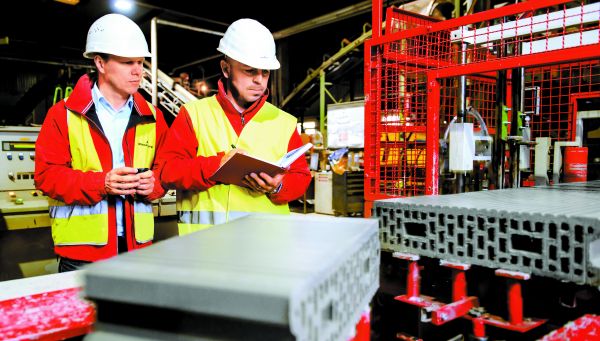 Ingenieros de Wienerberger monitorean la producción de ladrillos. Especial