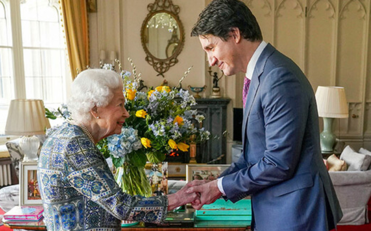 Isabel II recibe a Trudeau y muestra un ramo de flores con los colores de Ucrania | Especial