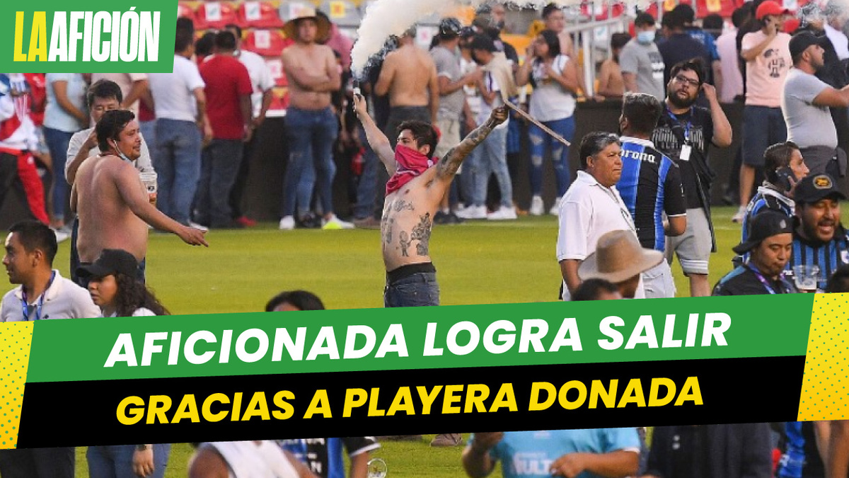 Niño dio su playera a aficionada del Atlas para salir de Corregidora