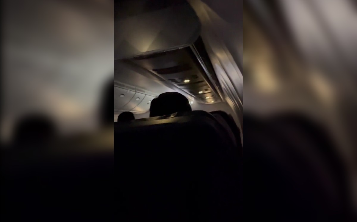 El personal del avión fue incapaz de manejar la situación, se quejó un usuario en Twitter. | Captura