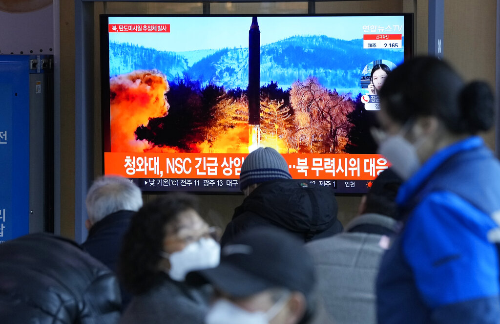 Personas observando el lanzamiento de un misil de Corea del Norte en Yonhap News. (AP)