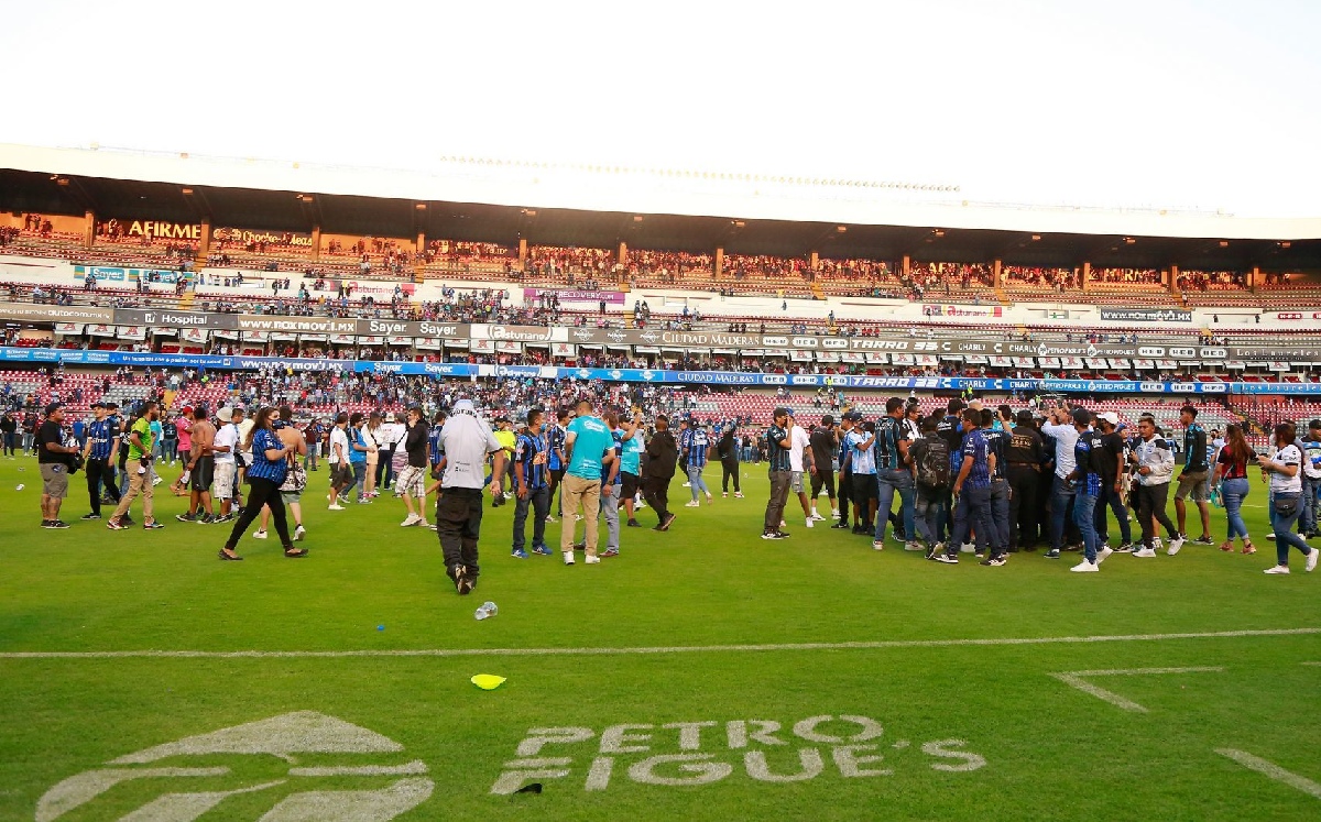 Una riña entre los aficionados del Querétaro contra los del Atlas derivó la invasión de aficionados a la cancha. | Cuartoscuro