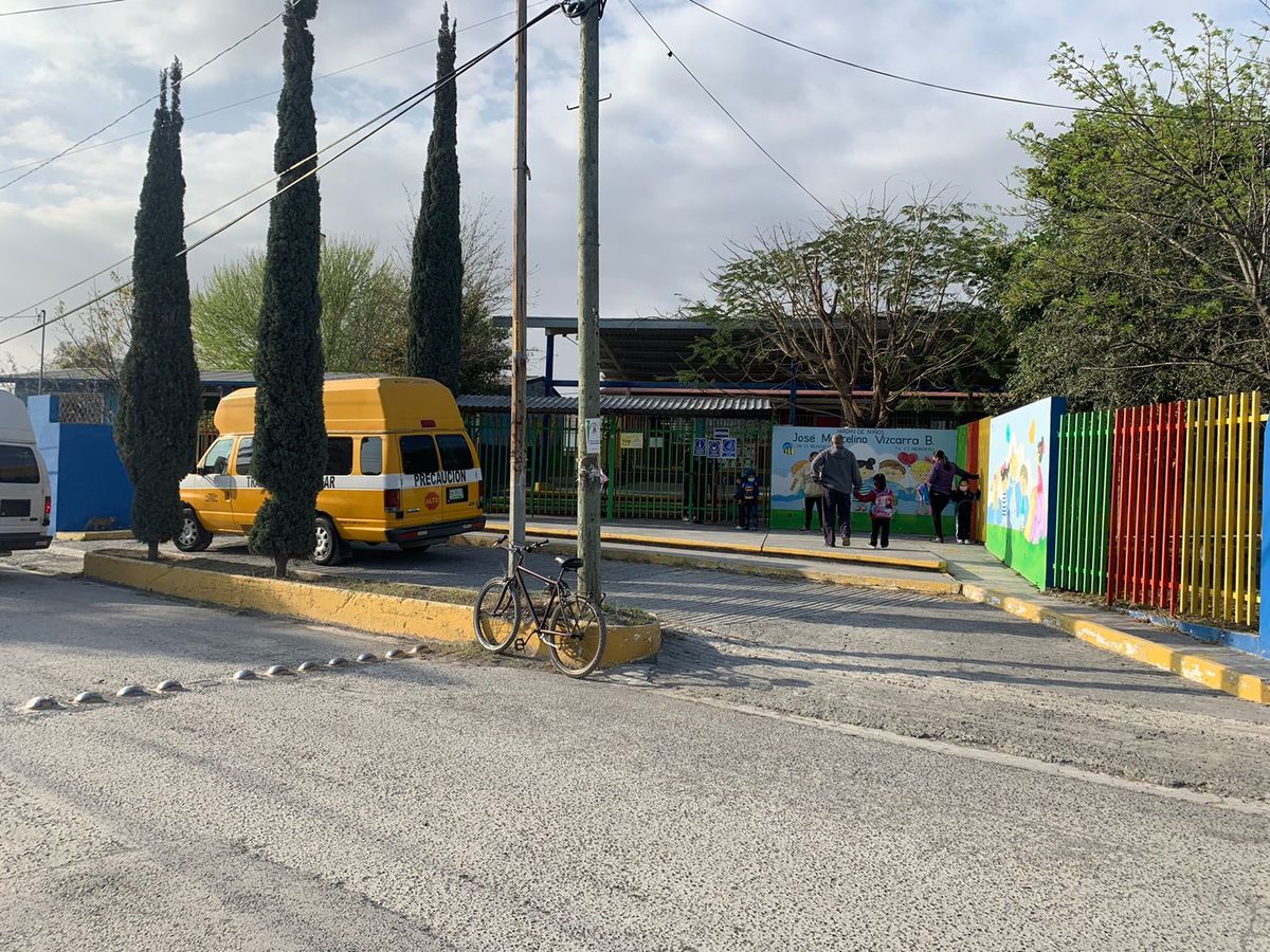 Desde temprana hora de este lunes, una patrulla de la Policía municipal de Juárez arribó a la entrada de la institución. Foto: Pedro Delgado