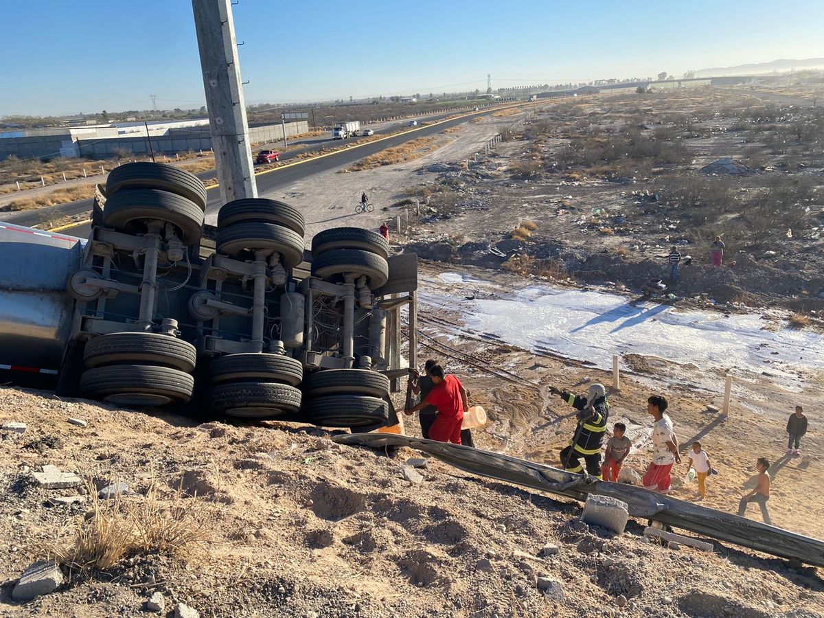 Vecinos del sector llegaron al lugar del accidente con garrafones y tinas para tomar producto. | Especial