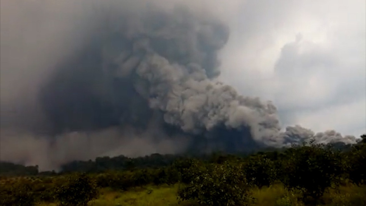 El volcán de Fuego registró en las primeras horas de este lunes una erupción estromboliana. (Twitter)
