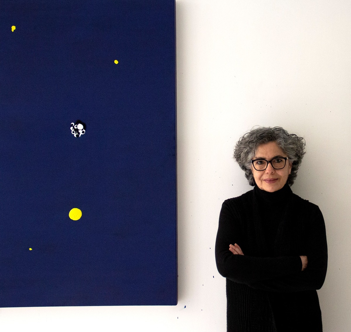 La artista Berta Kolteniuk posa junto a una de sus obras. (Cortesía: Gian Carlo Tinoco)