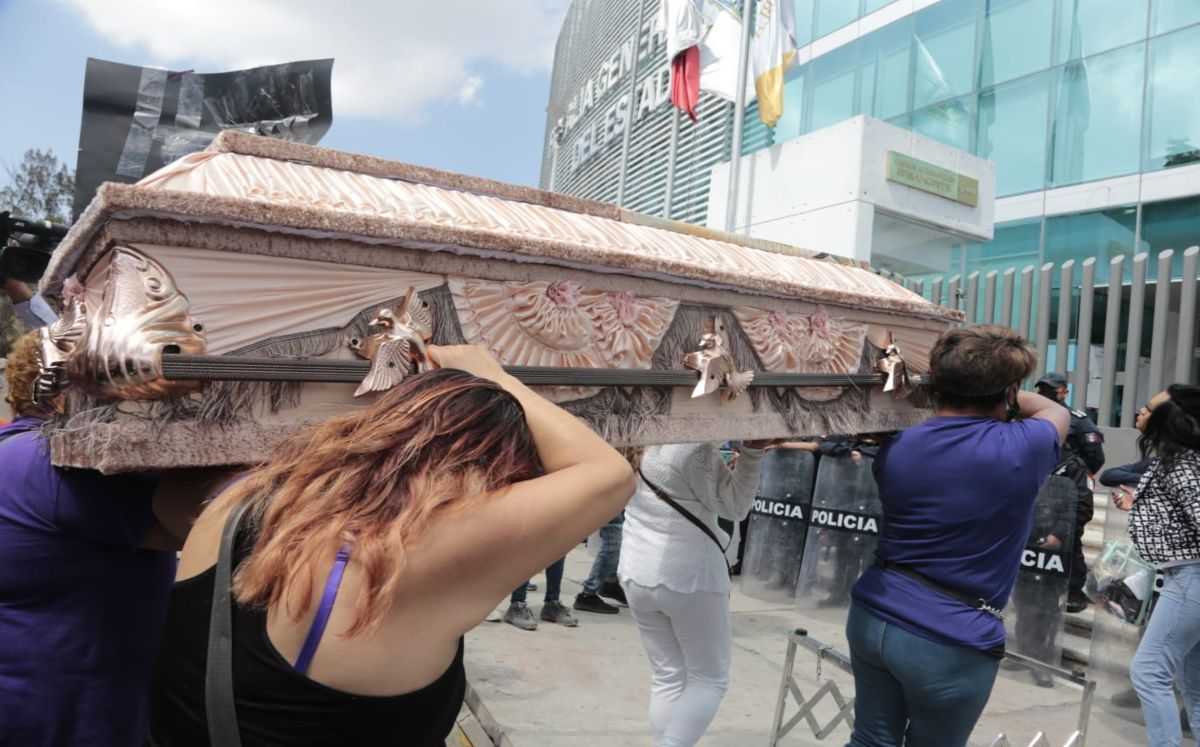 Con ataúdes exigen justicia por feminicidios en Puebla | Andrés Lobato