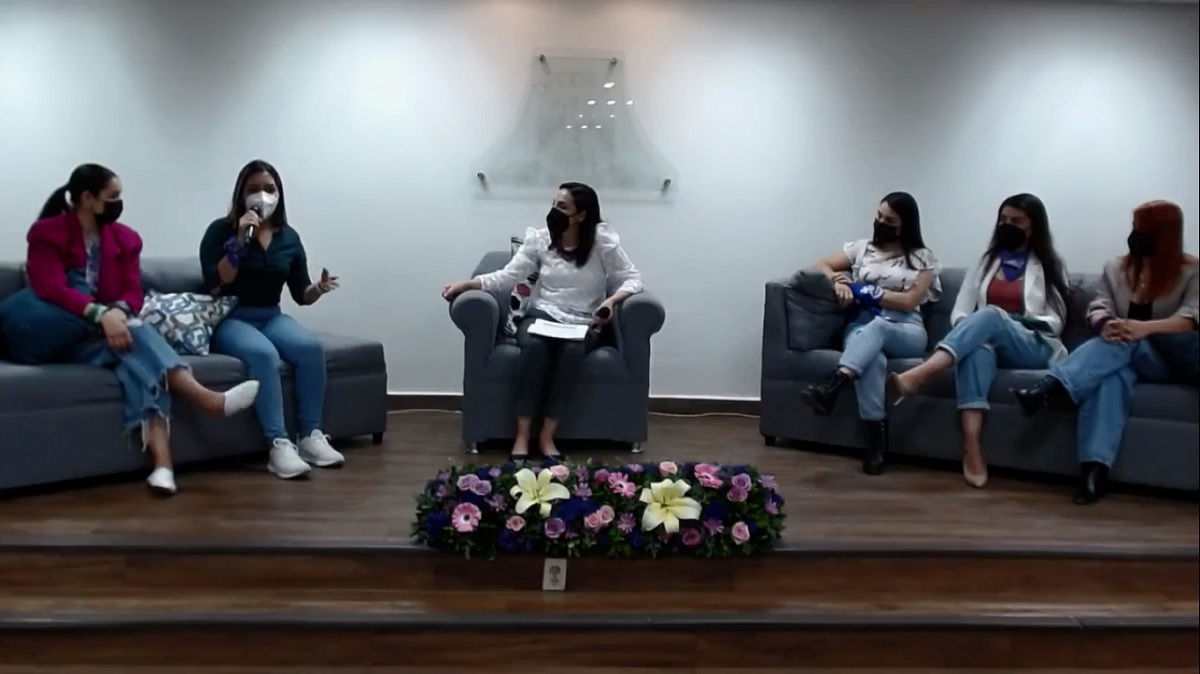 Conversatorio sobre feminismo en FACSA. (Facebook)