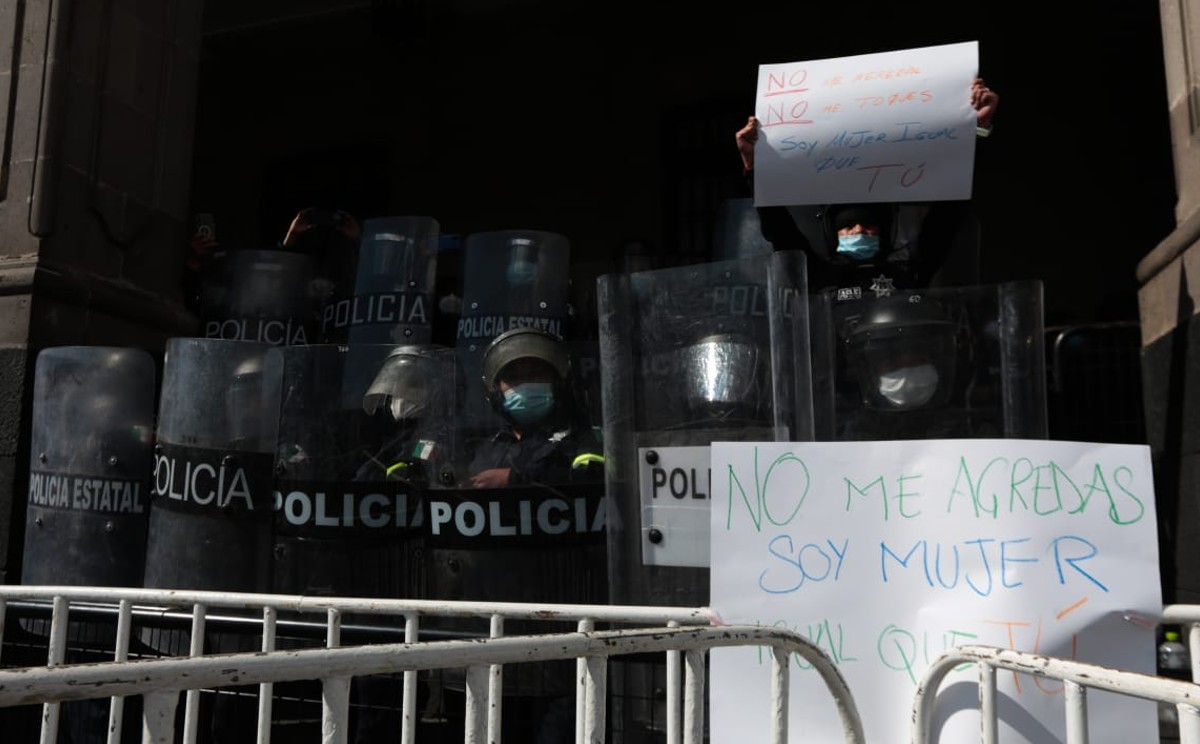 Fueron desplegadas para resguardar a las manifestantes y edificios del estado. (Tania Contreras)
