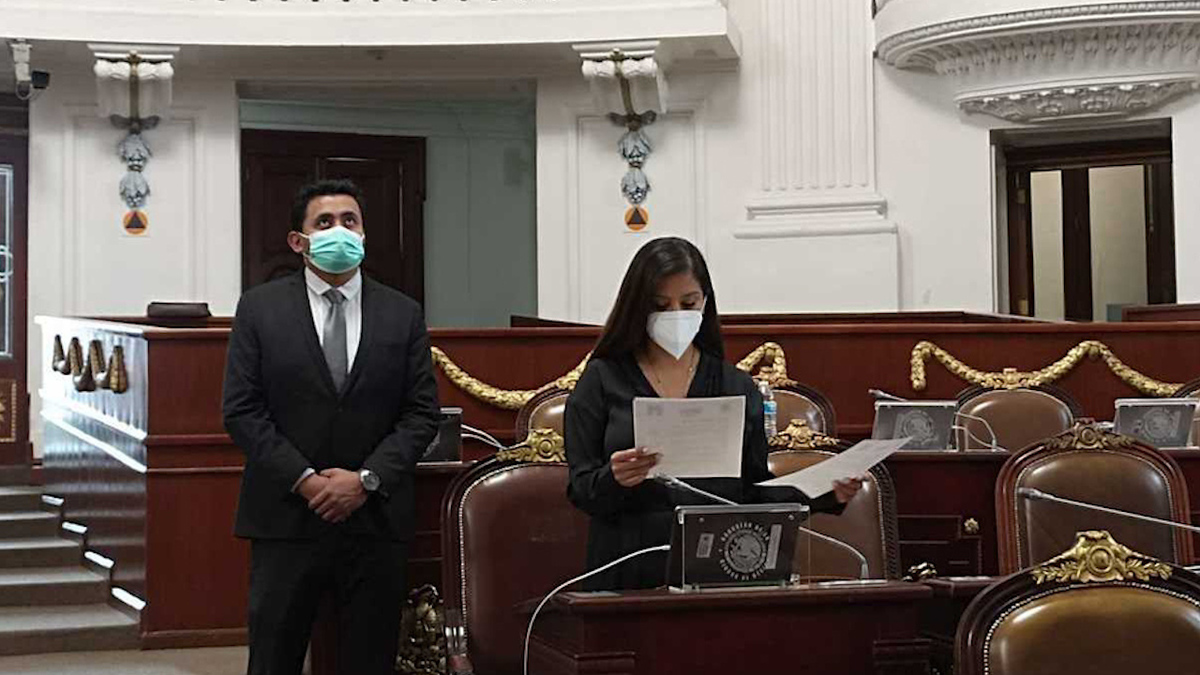 Diputada del PAN llega escoltada a Congreso de CdMx
