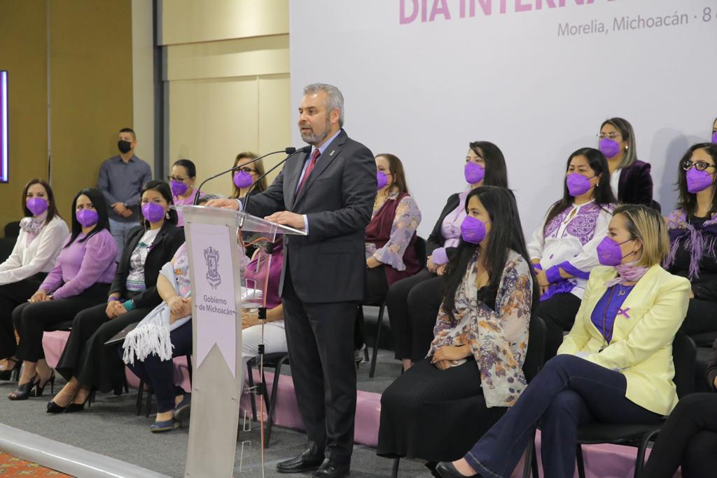 El gobernador de Michoacán estuvo acompañado de todas las integrantes del gabinete. (Especial)
