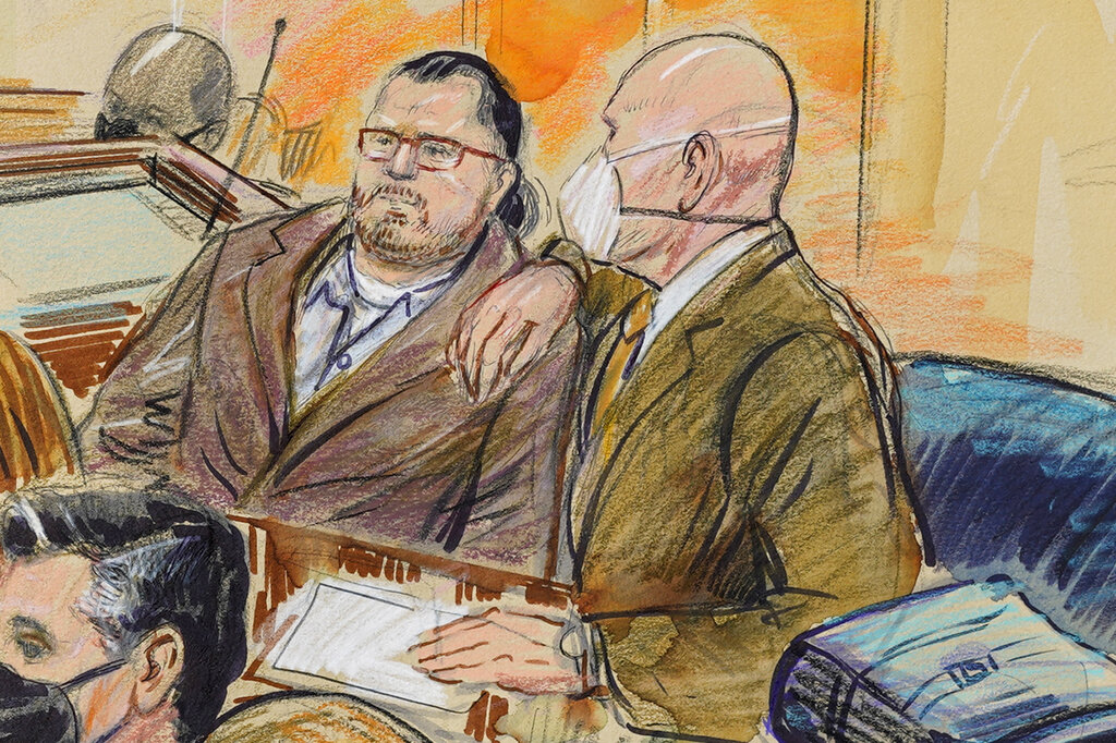 Guy Reffitt estuvo a la derecha, junto con su abogado en el juicio. | Dana Verkouteren vía AP