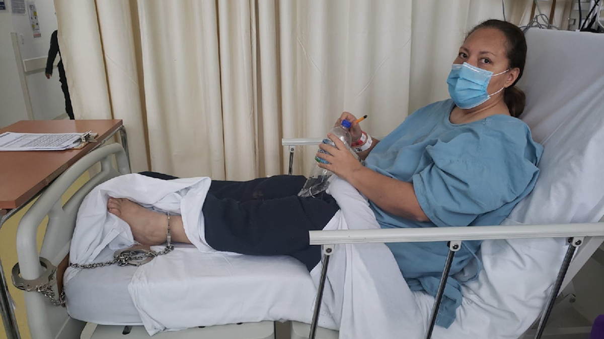 Mantienen esposada a cama de hospital a Yolli García, ex funcionaria de Veracruz