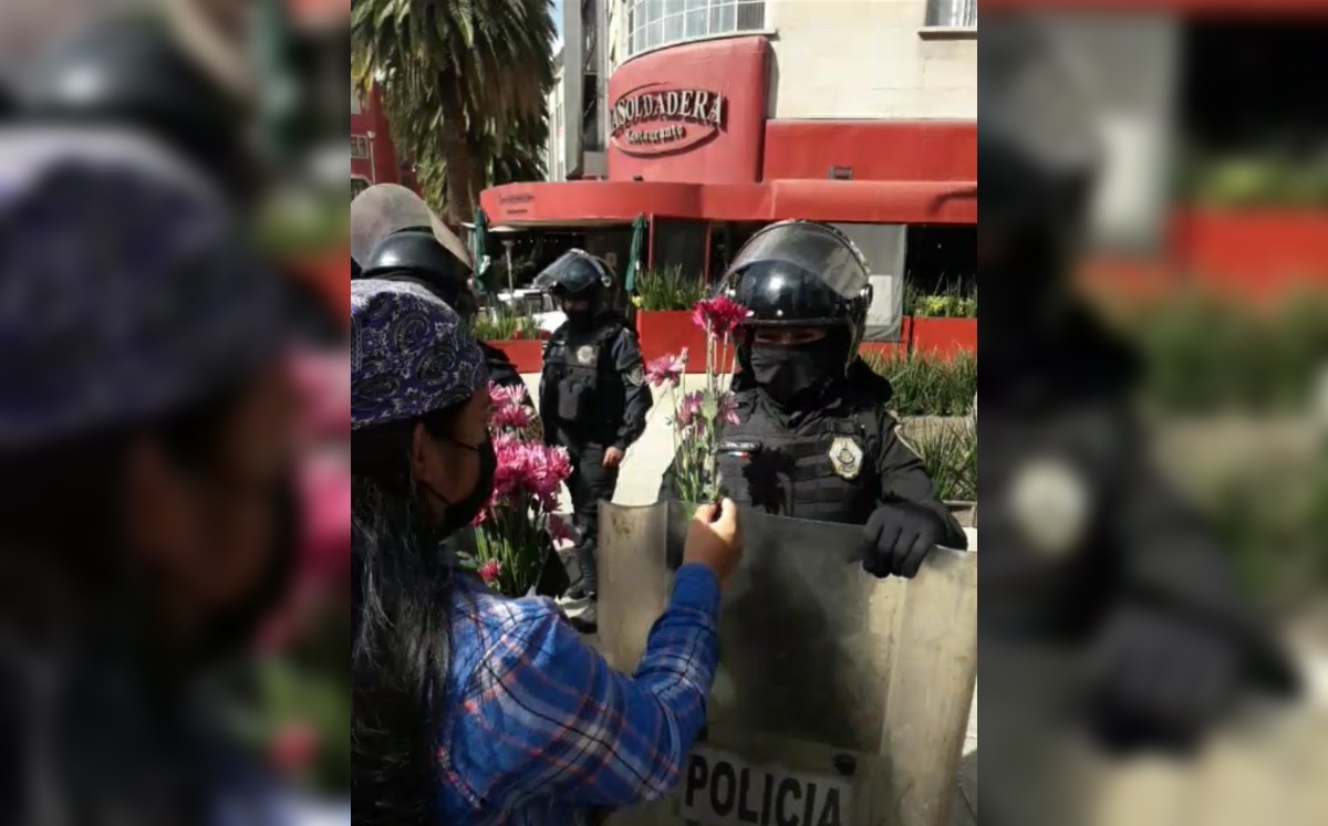 Mujeres regalan flores a policías. (Especial)