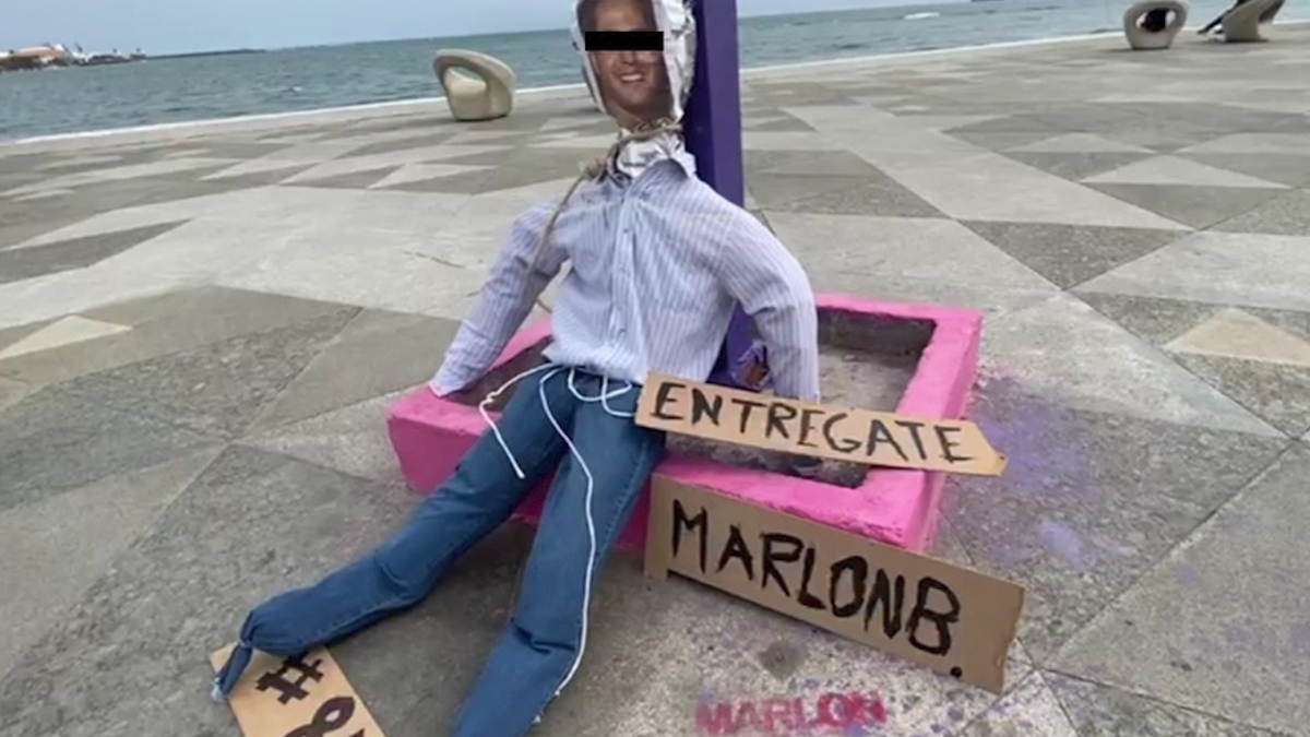 Con muñeco de trapo, exigen a presunto feminicida entregarse