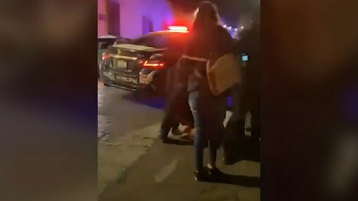 Policías agreden a dos mujeres afuera de un bar en Guanajuato - Grupo ...