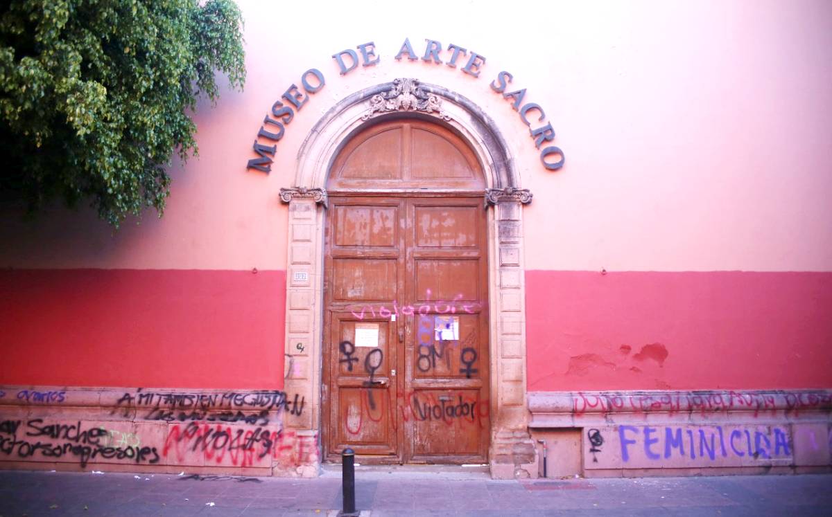 La catedral de León fue también pintada con aerosol pese a que grupos religiosos intentaron protegerla.