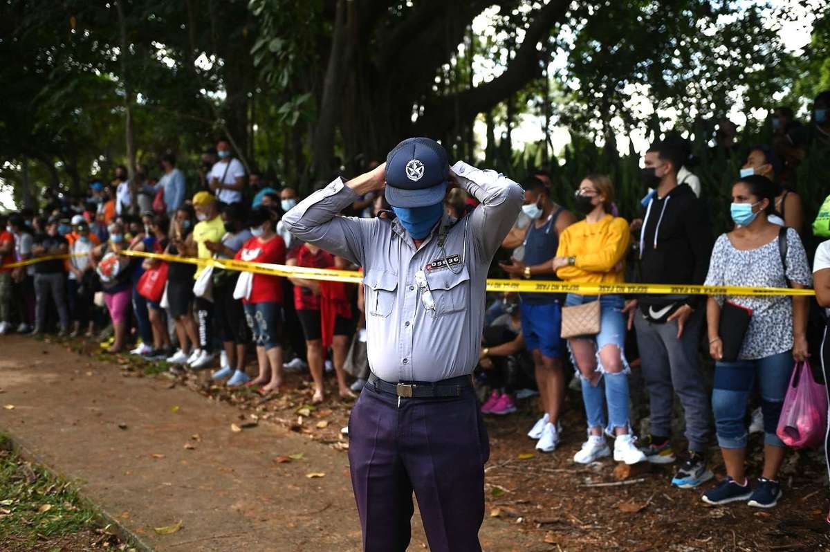 Cubanos se manifiestan en la embajada de Panamá (AFP)