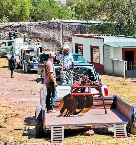 Familias resguardan sus pocas pertenencias. CUARTOSCURO