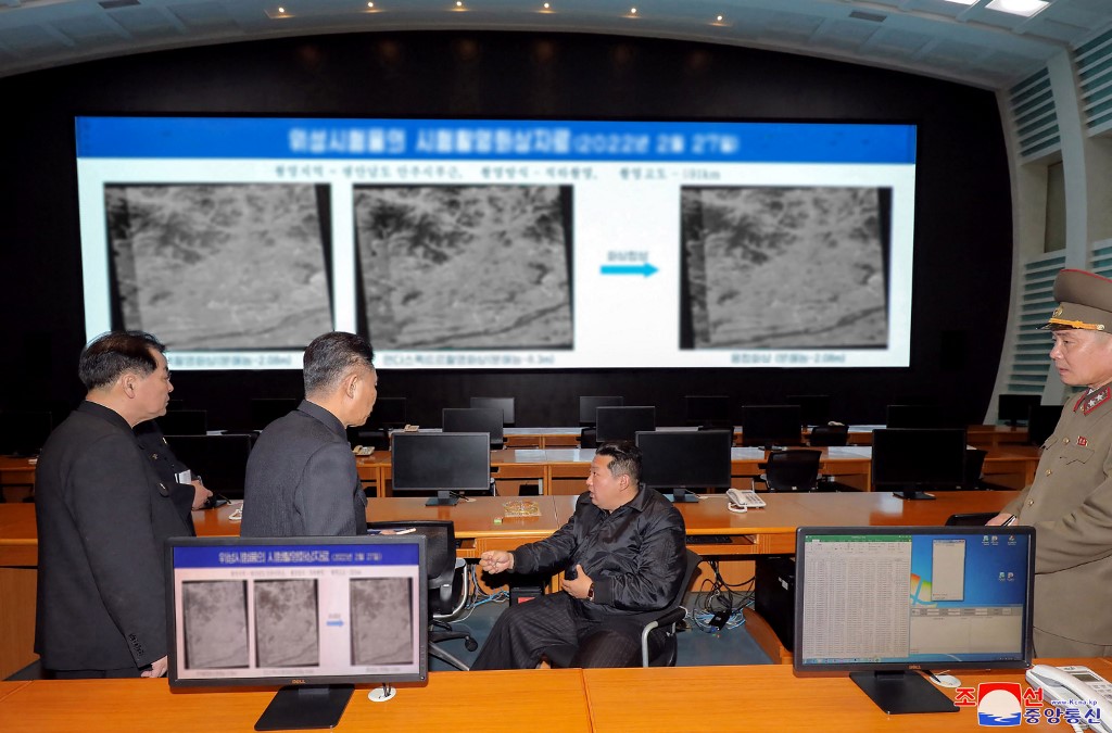 Kim Jong-un, revisando el lanzamiento del satélite espía de Corea del Norte. (AFP)