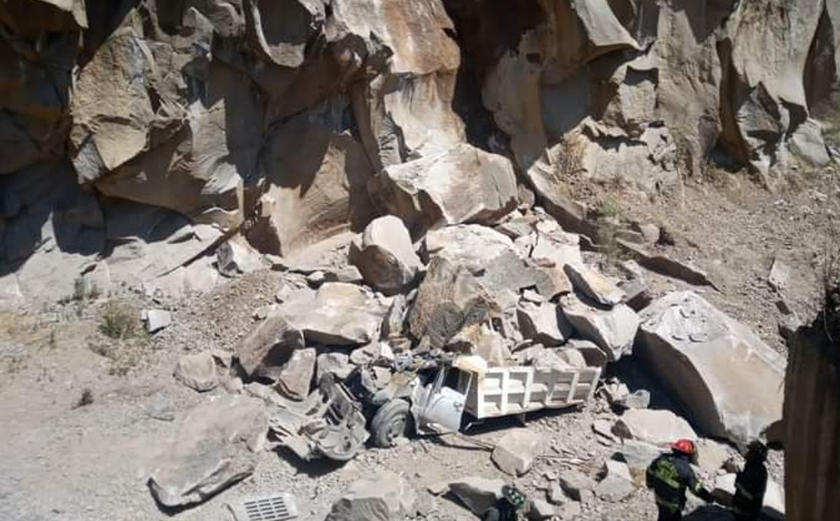 Las piedras aplastaron un vehículo. (Especial)