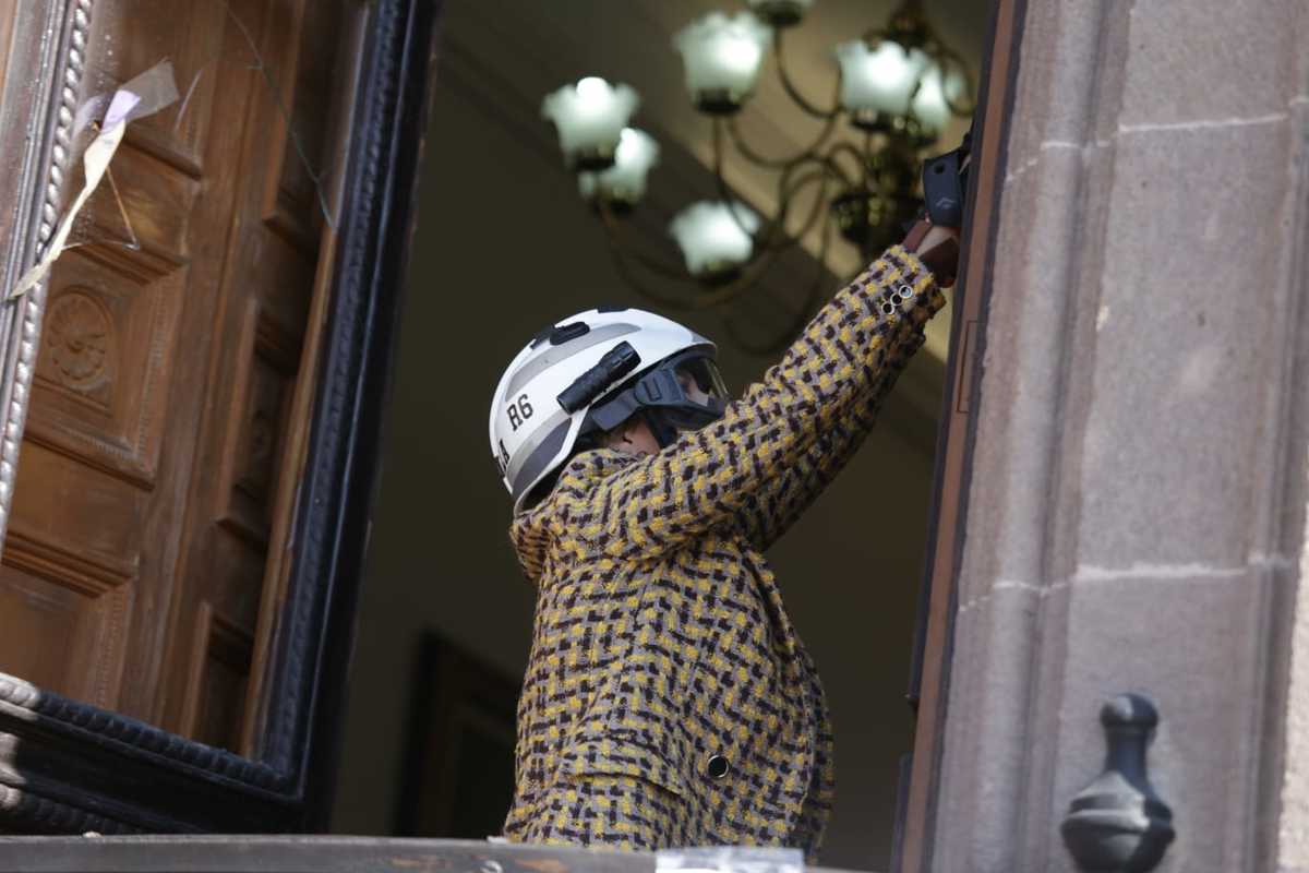 Mariana Rodríguez limpió la zona que fue vandalizada tras la marcha. Foto: Jorge López