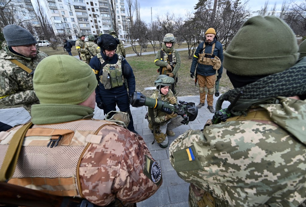Varios militares han viajado a Ucrania a combatir a las fuerzas rusas. (AFP)