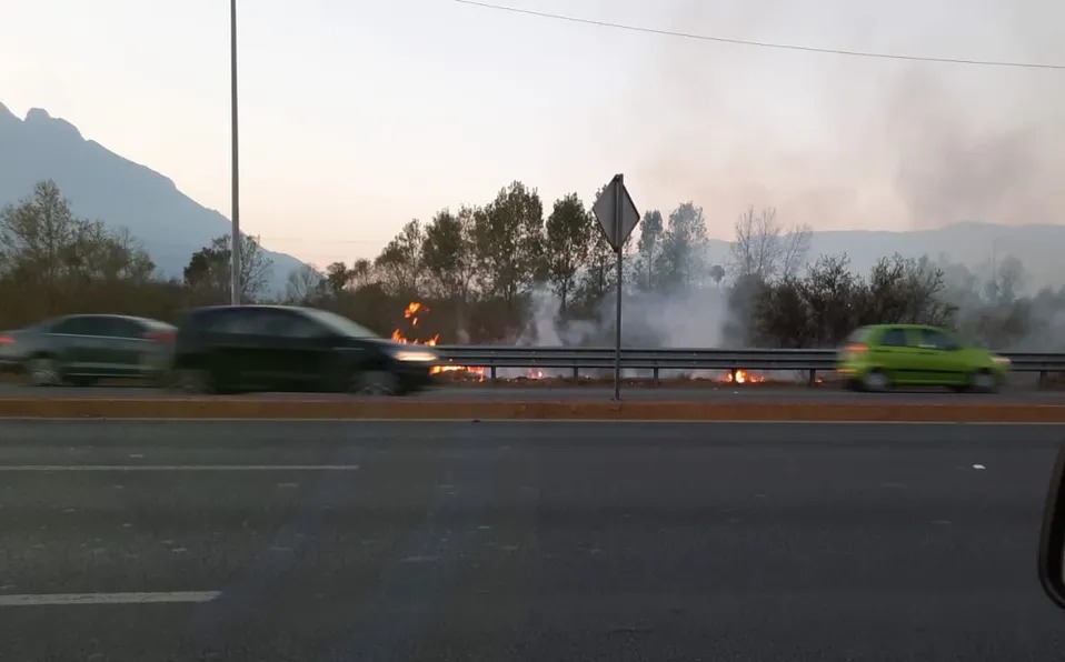 Reportan incendio en el río Santa Catarina, NL. Foto: Especial.