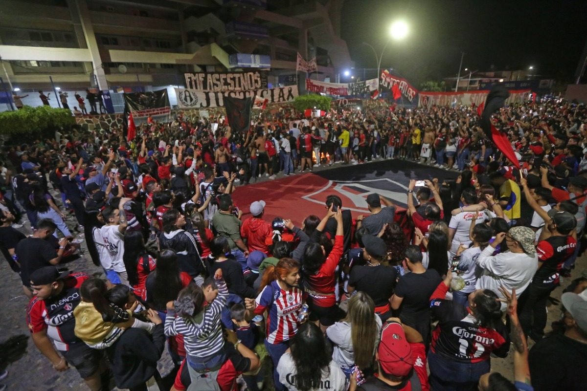 Aficionados de Atlas marchan en Guadalajara contra sanciones al Querétaro; piden justicia (Fernando Carranza)