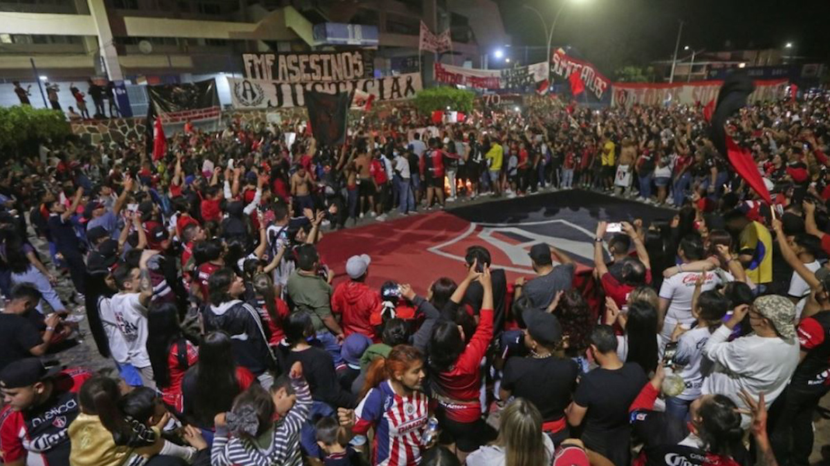 Aficionados de Atlas marchan contra sanciones al Querétaro