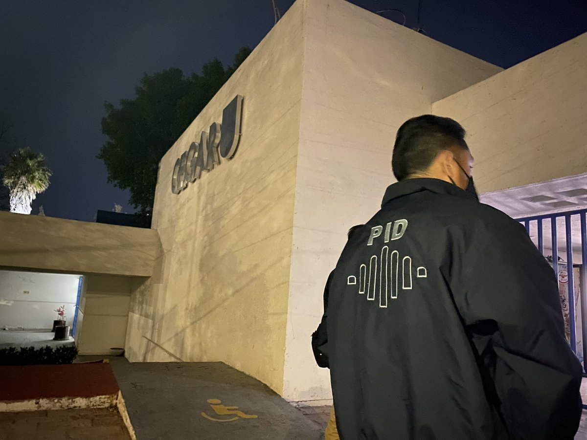Agentes se encuentran en la sede de loa Gallos Blancos. (Tomada de @fiscaliaqro)