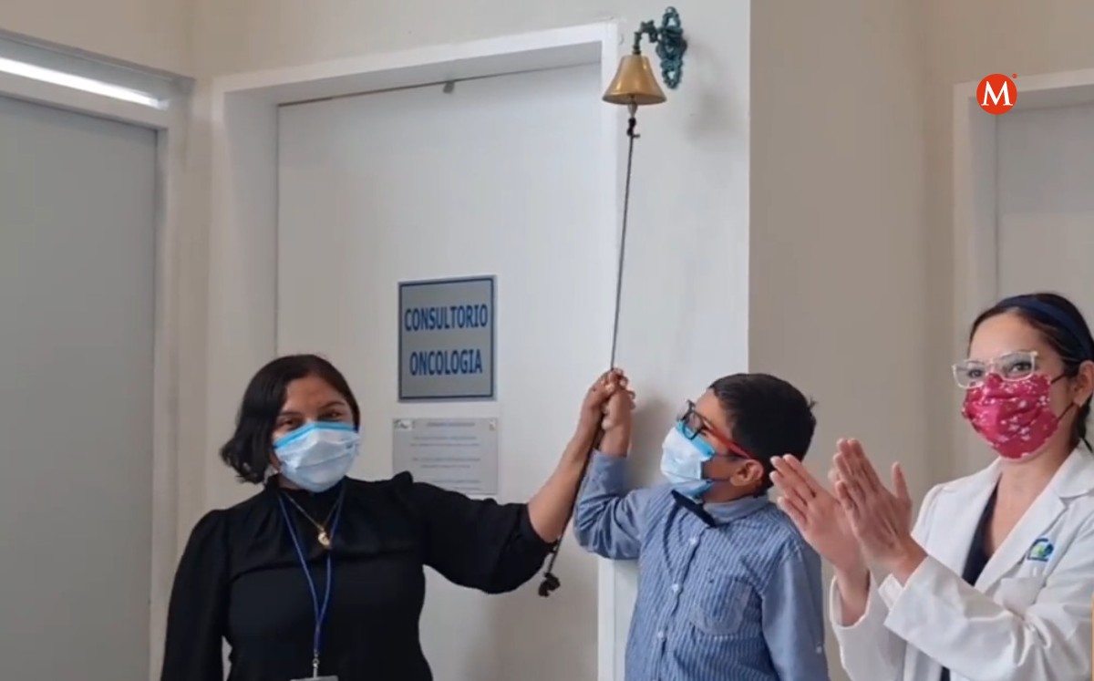 Chucho vence al cáncer y toca la camapana de la victoria en Hospital Infantil de Tamaulipas. (Especial)