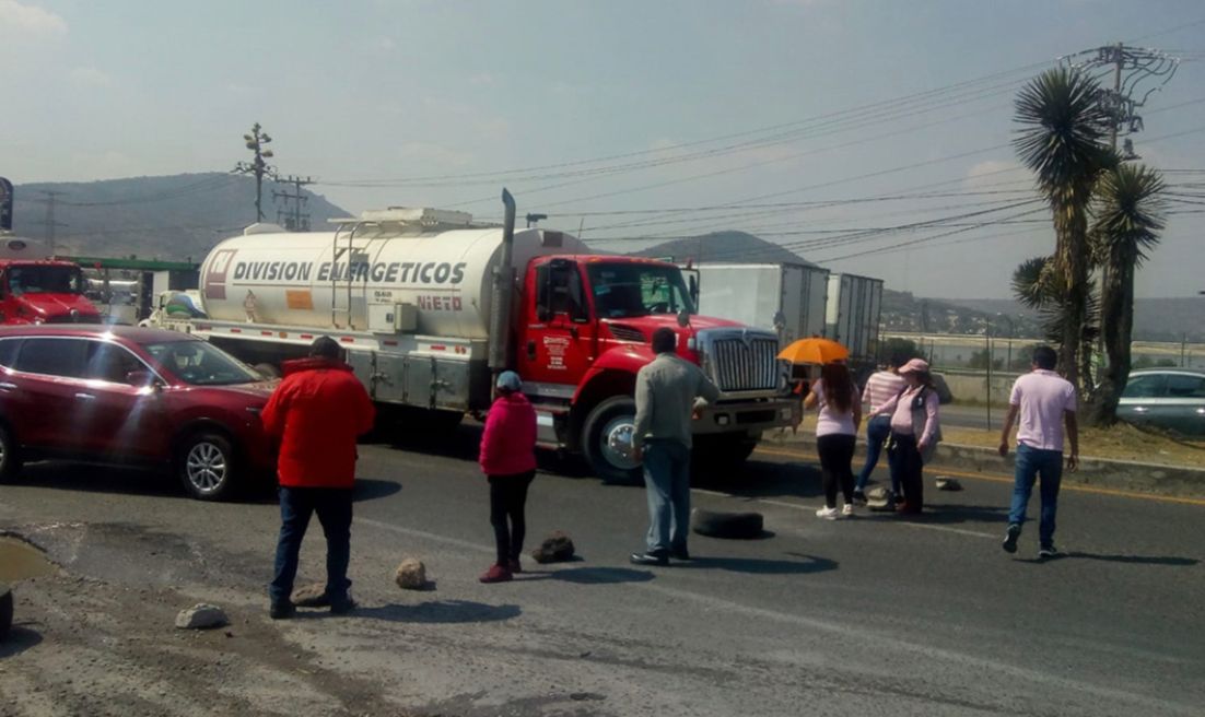 El grupo de habitantes se concentró frente al fraccionamiento Paseos de la Pradera. (Francisco Villeda)