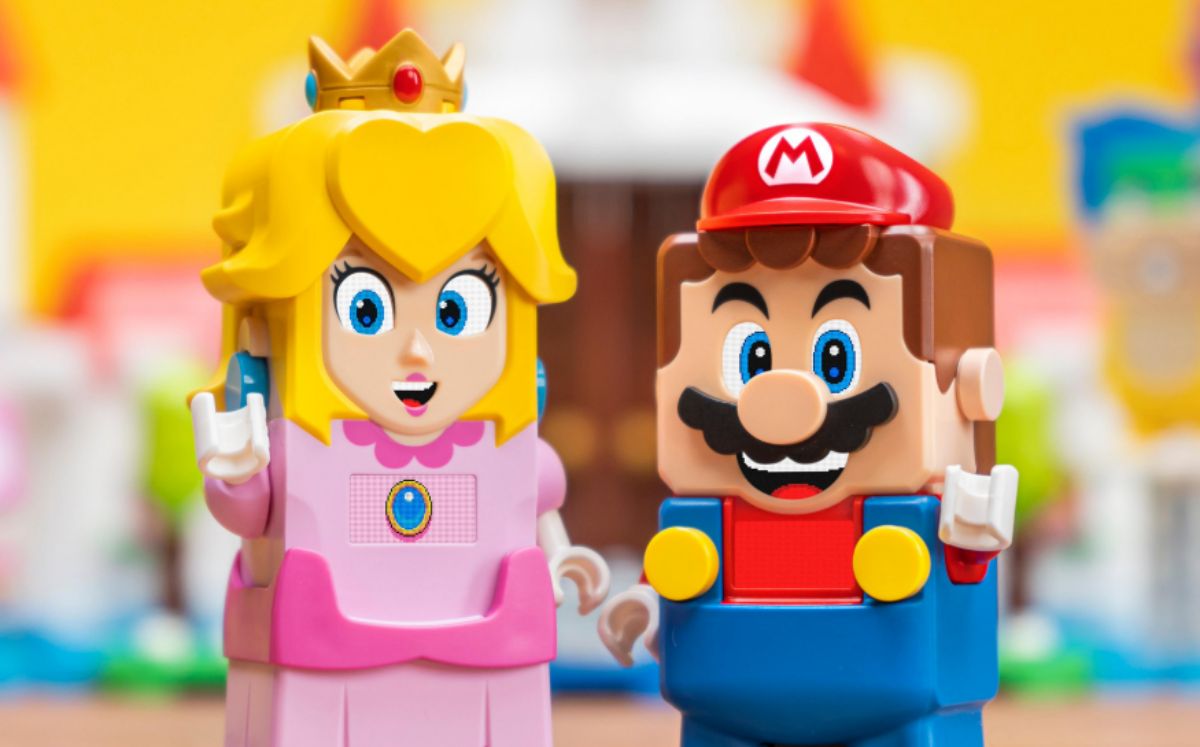 LEGO Peach.