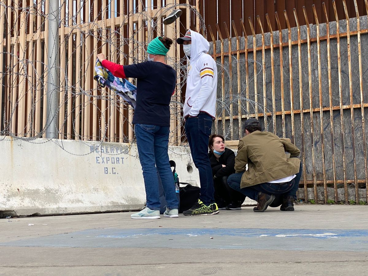 Los migrantes se mantuvieron en la garita.