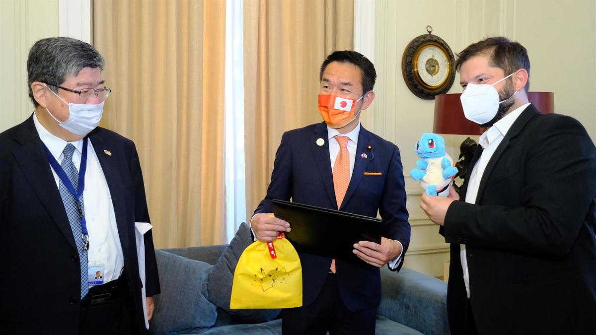 El presidente electo de Chile, Gabriel Boric, recibiendo un regalo del ministro de Exteriores de Japón, Kiyoshi Odawara. (EFE)