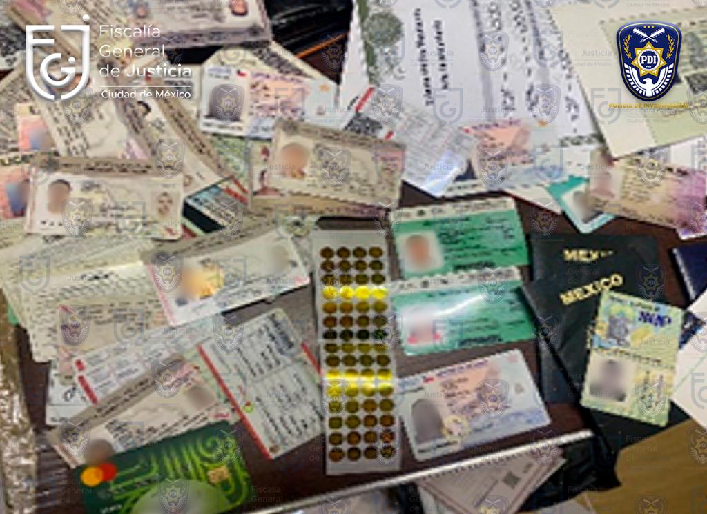 Aseguran documentos apócrifos y maquinaria para fabricarlos, en predio del centro de la CdMx | Especial