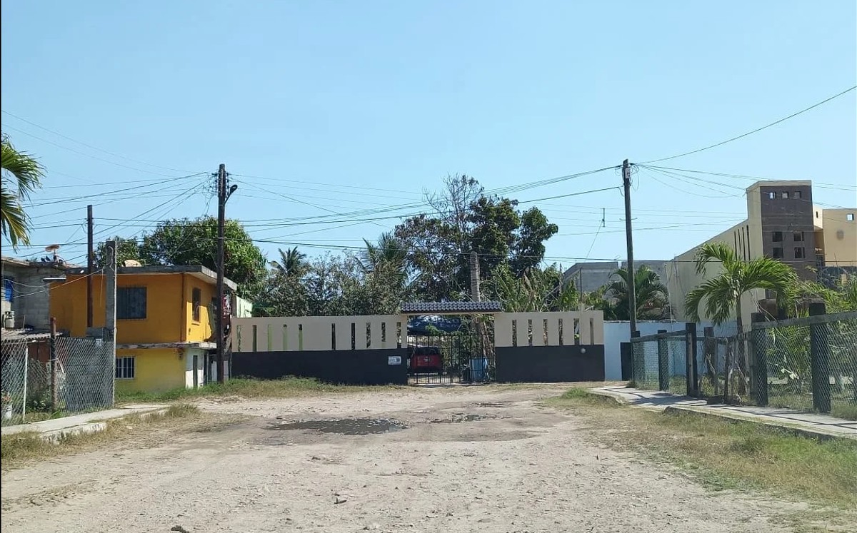 Invasión tapa salida de emergencia a colonias por refinería en Madero