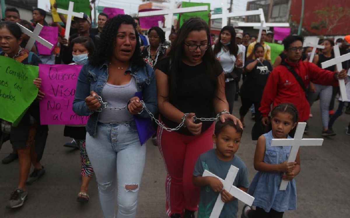 Migrantes realizan marcha hacia la zona militar de Tapachula. |  Jorge Carballo