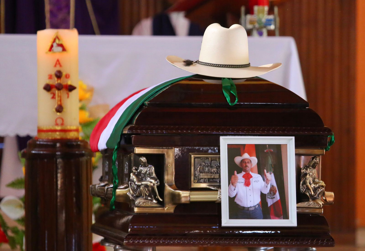 Aguililla, Michoacán, llora el asesinato de su presidente municipal, César Arturo Valencia. (Ariel Ojeda)