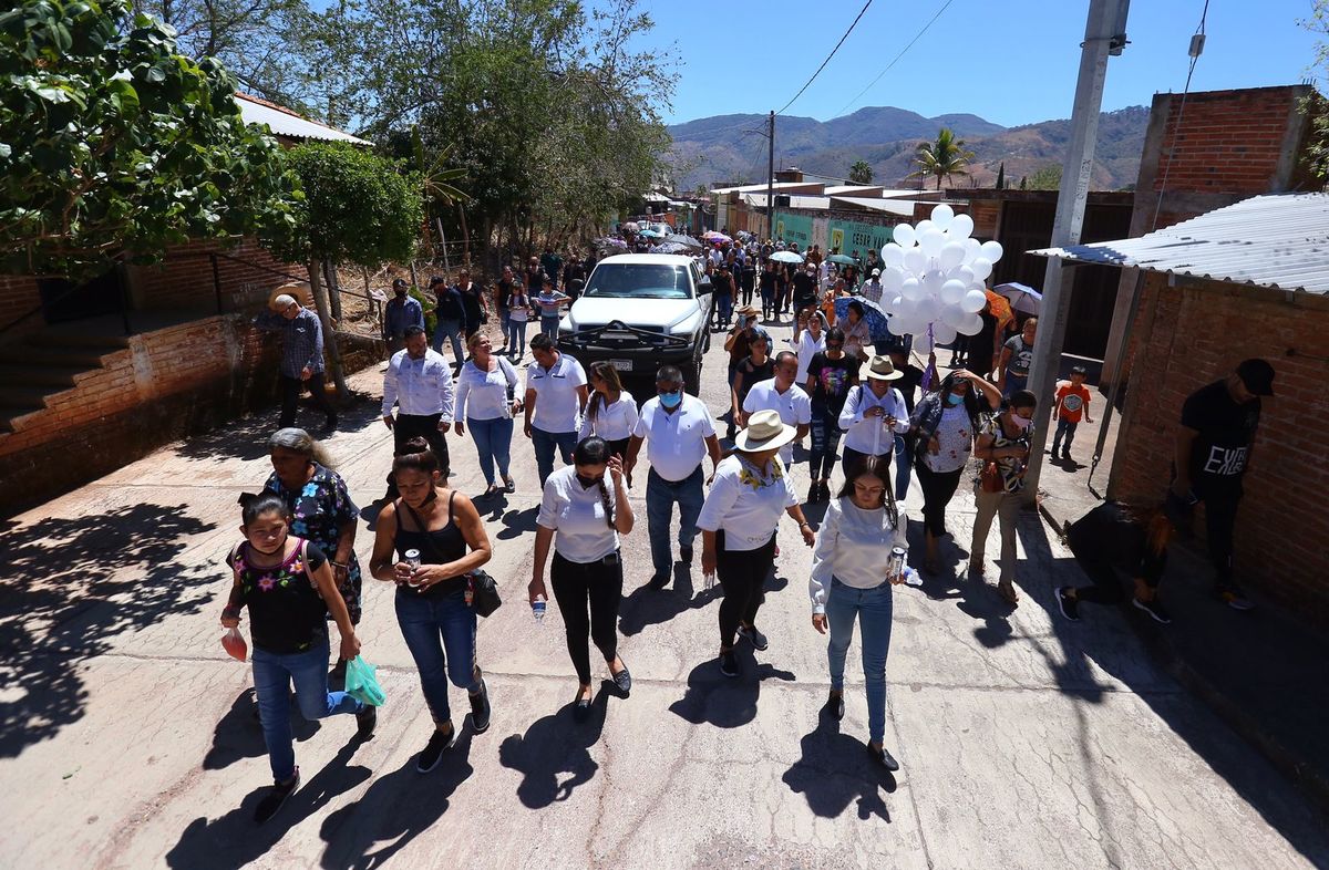 Familiares y amigos exigieron justicia y paz en Aguililla. (Ariel Ojeda)