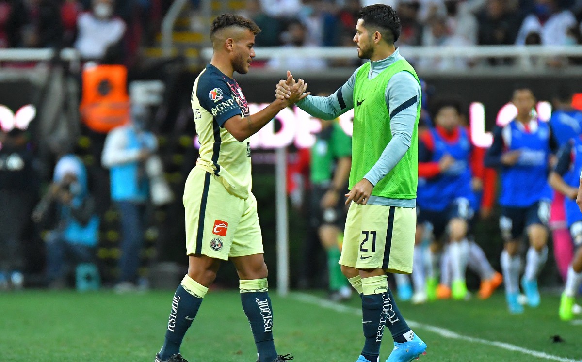 Jonathan dos Santos es expulsado en el Clásico Nacional (Imago7)