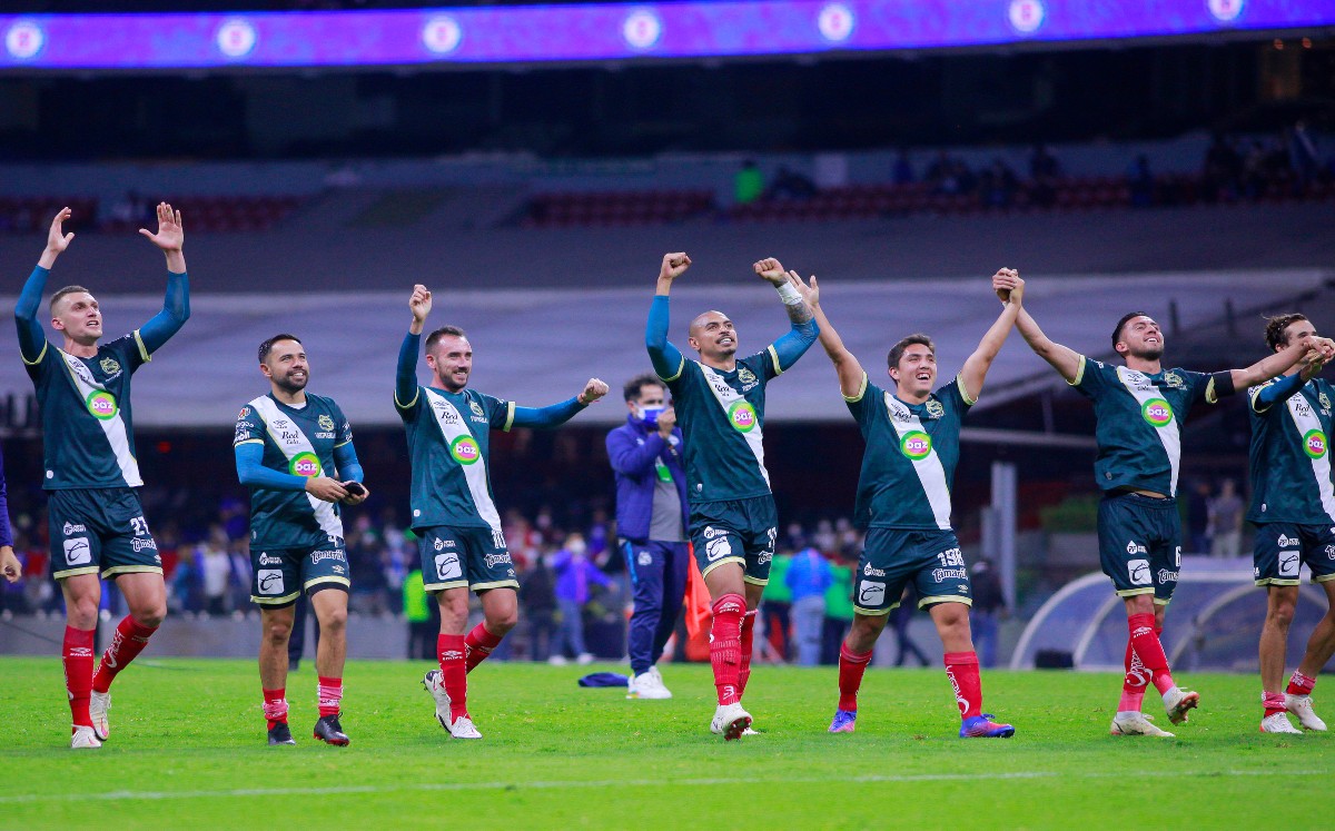 Jugadores del Puebla festejan la victoria ante Cruz Azul | Agencia Enfoque