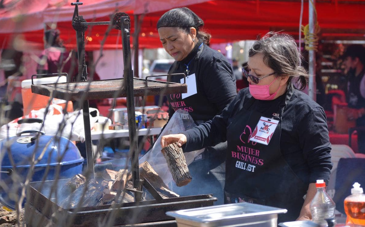 Mujeres arman la carnita asada en frontera de Tamaulipas. (Cortesía)