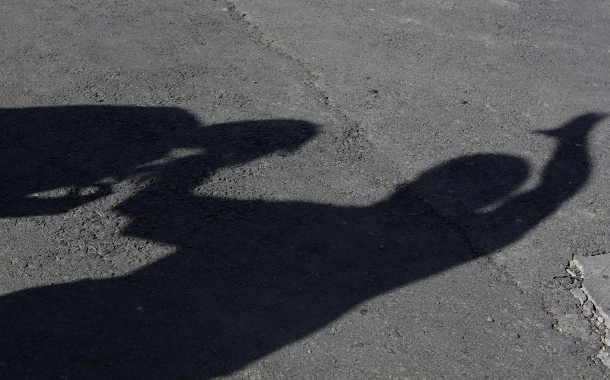 Ex policía golpea a su profesor que lo reprobó | Agencia Enfoque