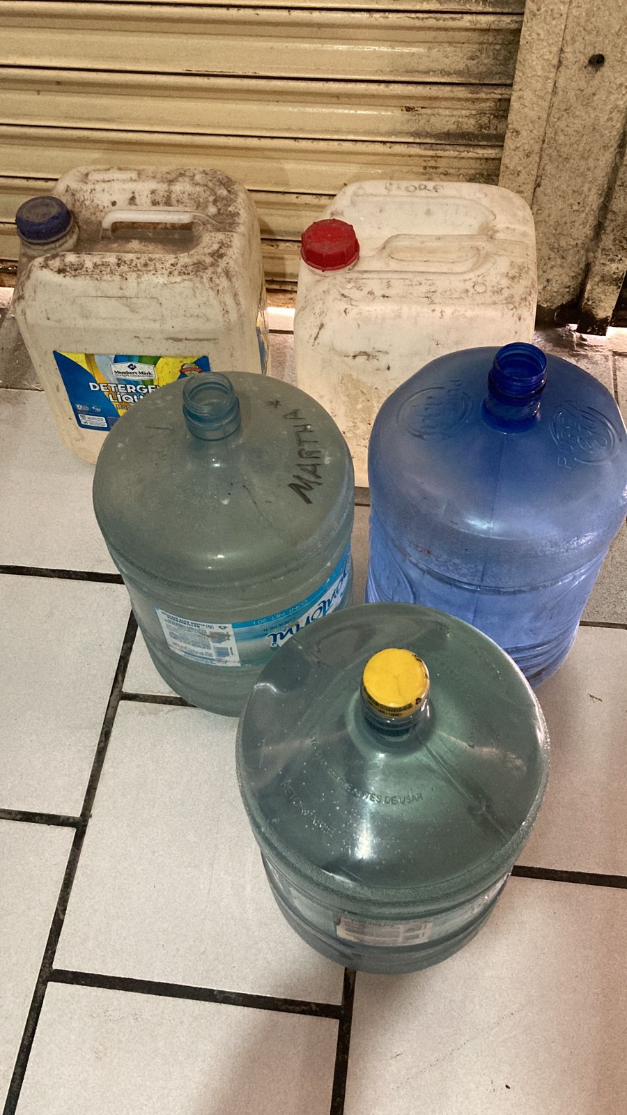 Vecinas comentaron a MILENIO la batalla que emprenden cotidianamente para poder conseguir cubetas y almacenar agua. (Especial)
